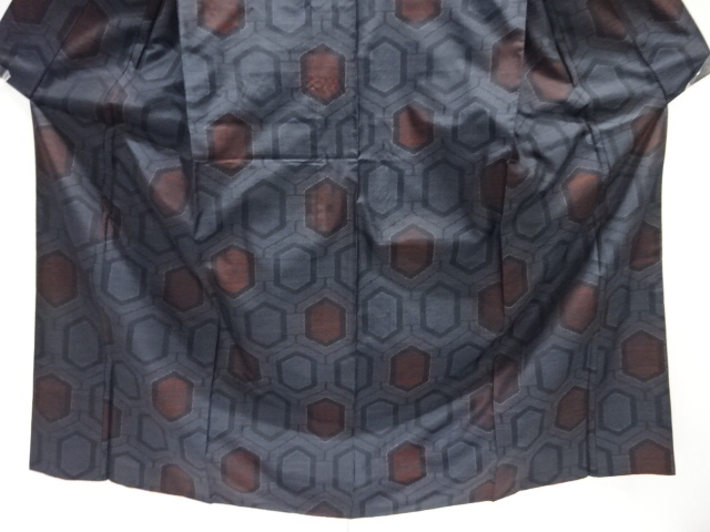  亀甲模様織り出し本場泥大島紬着物